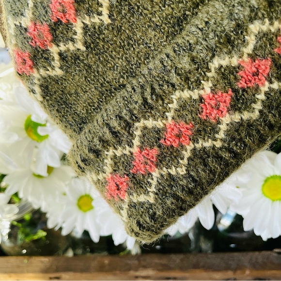 Fair Isle Knit Beanie•Ivy Green~Apricot Pink Flowers•100% Warm Acrylic•Washable - Picture 2 of 8